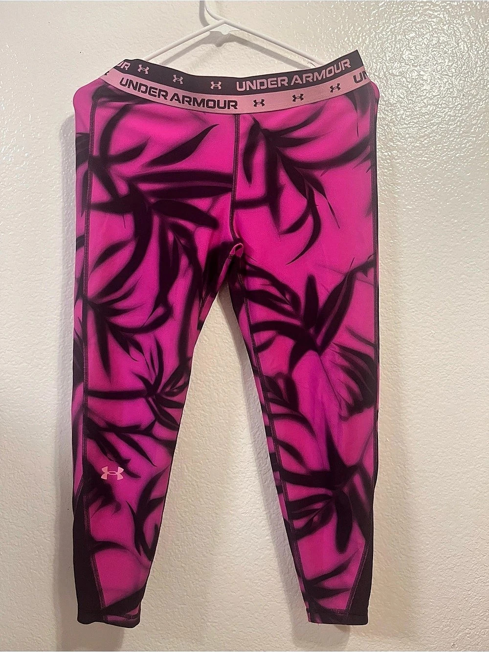 Under Armour Women's Abstract Athletic Leggings in Pink & Purple Like New